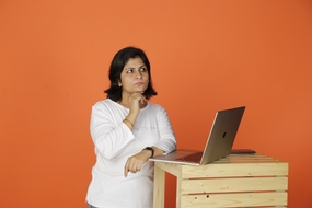 站在电脑前思考的办公美女图片